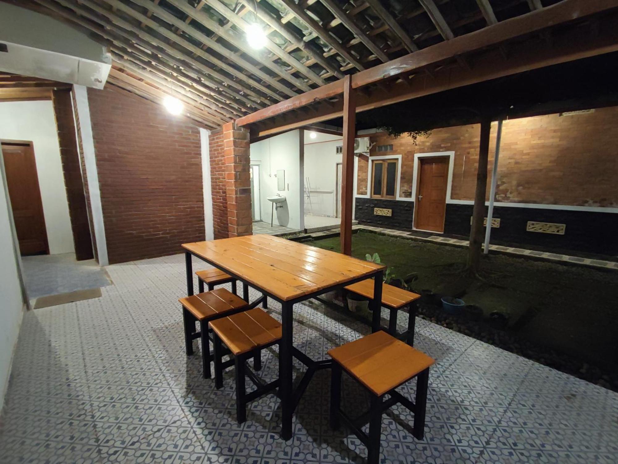 Genthong Homestay Магеланг Екстериор снимка